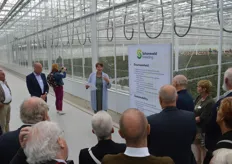 Then the tour - in ten different groups. Much has been invested to meet all sustainability requirements, says Jolanda Veenhof-Tas. For example, the water cycle is completely closed and there will be another solar field, which will have to fulfill its own energy demand. The whole of greenhouses is surrounded by a corridor, as in the test greenhouses of the WUR in Bleiswijk, with which an effective climate buffer has been created.